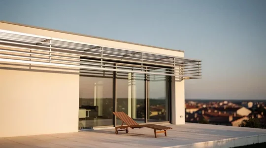 Façade contemporaine française équipée d'un brise-soleil à lames orientables filtrant la lumière du soleil couchant