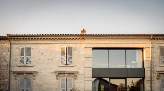 Façade d'une maison de caractère française avec des menuiseries modernes mettant en valeur le patrimoine