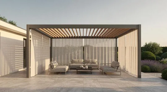 Terrasse couverte d'une maison française prolongeant le salon vers un jardin baigné de lumière douce
