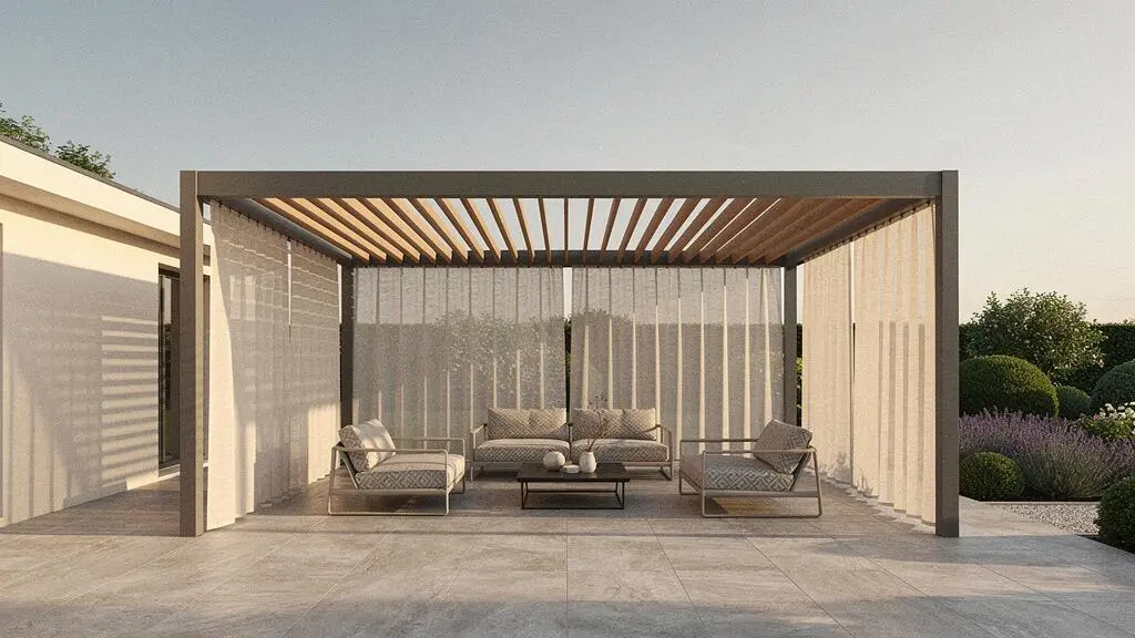 Terrasse couverte d'une maison française prolongeant le salon vers un jardin baigné de lumière douce